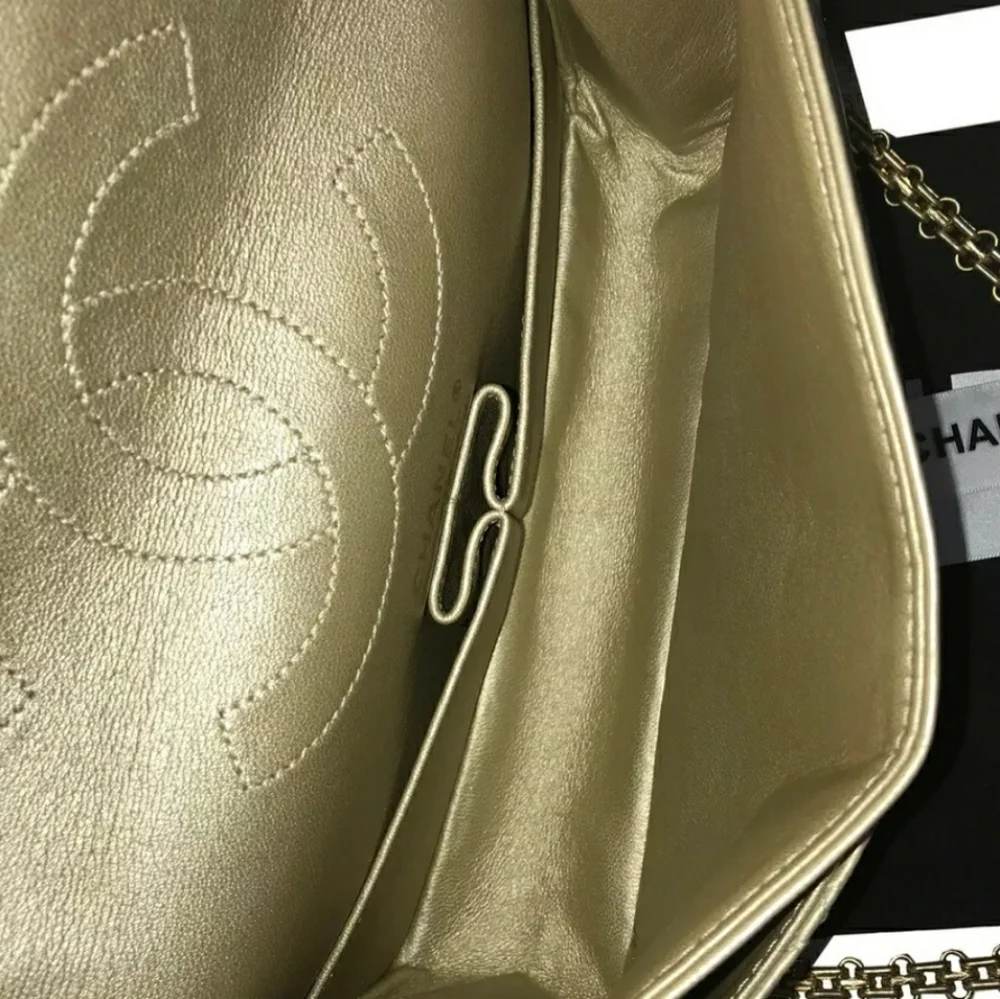 🎉HP X2🎉CHANEL  Reissue Gold Double Flap Calfskin - Picture 4 of 8